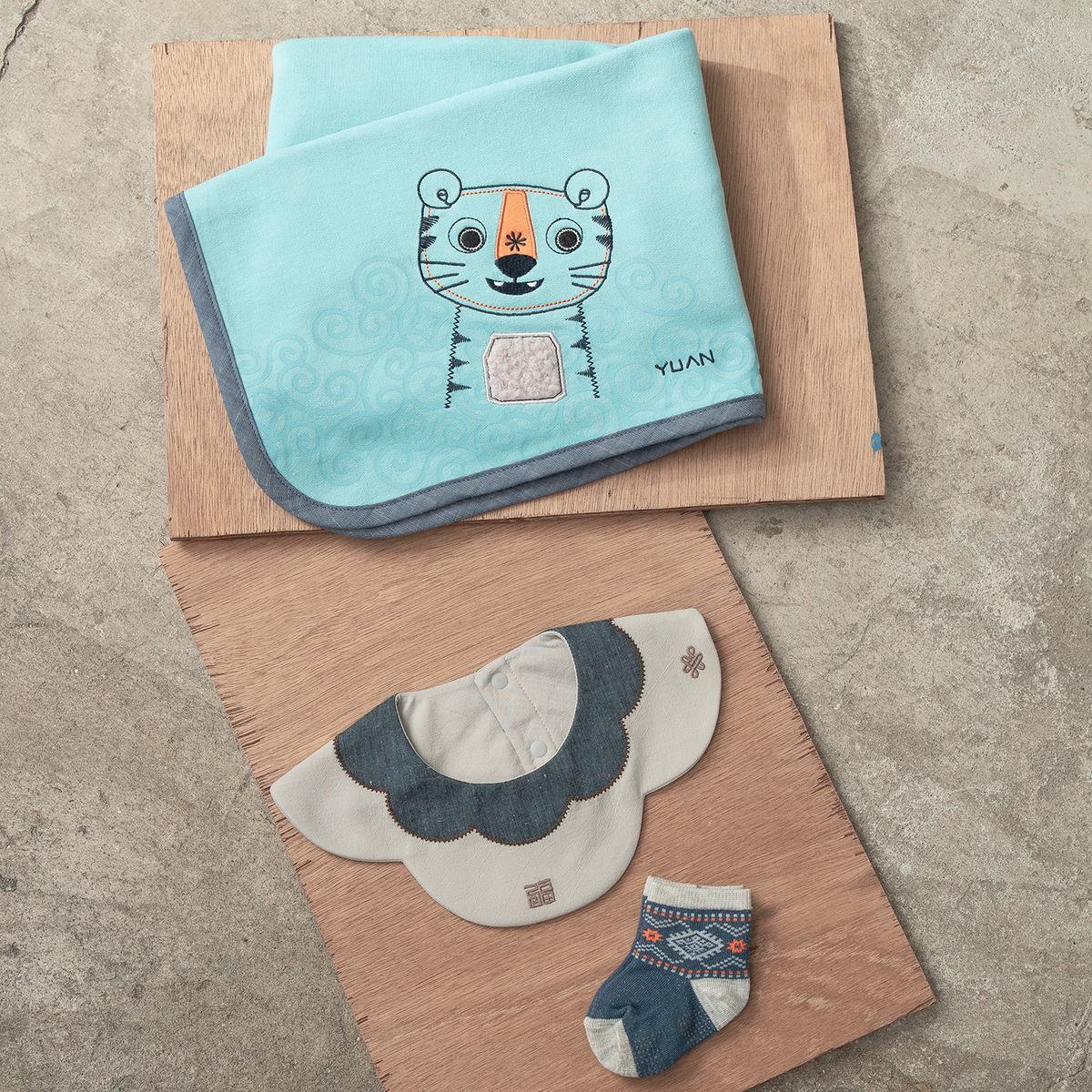 虎虎生風淺藍嬰童包巾禮盒