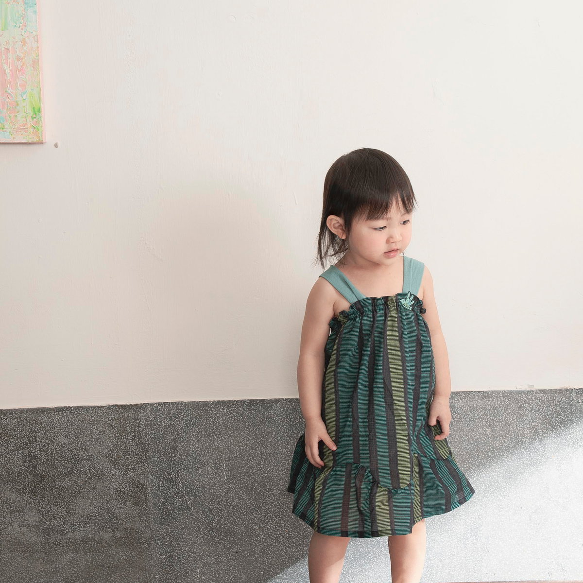 <tc>Black baby strappy dress with bird appliqué</tc>