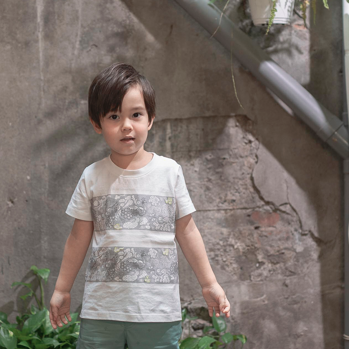 <tc>White kids T-shirt with peacock printed panels</tc>