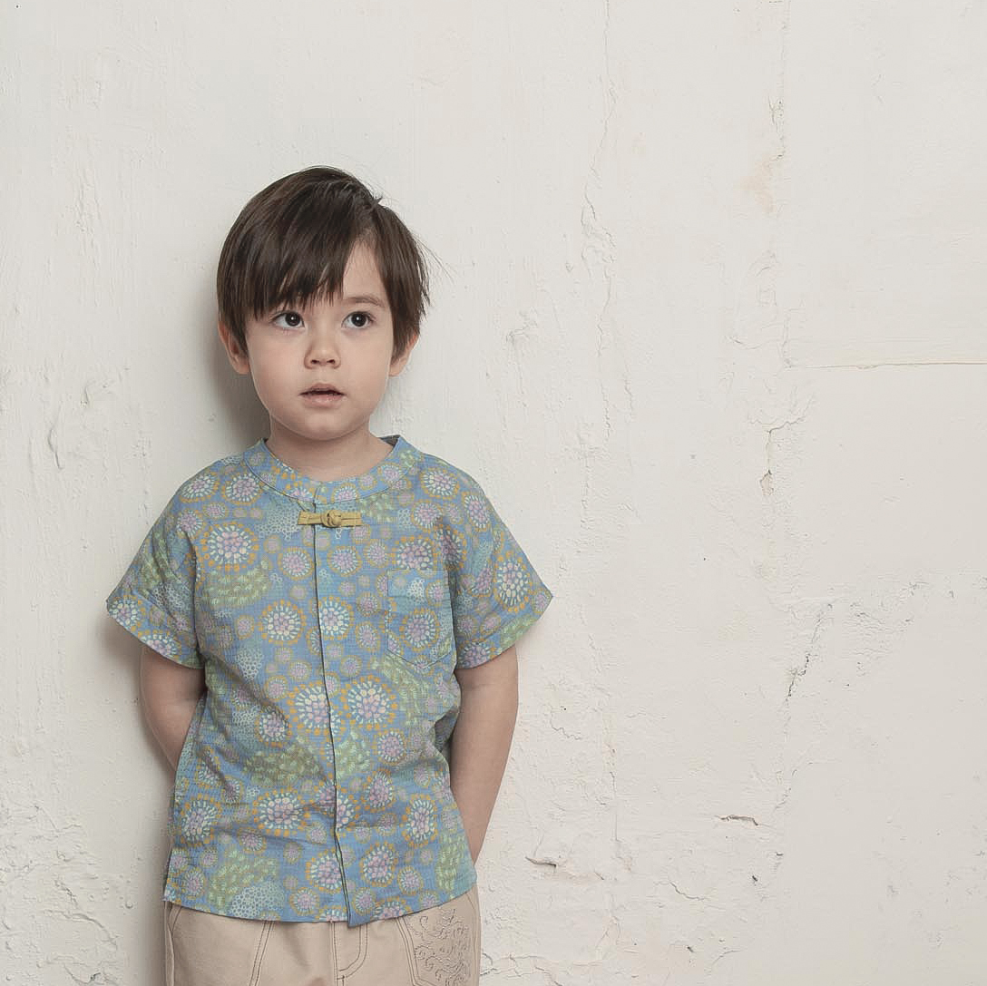 <tc>Celadon kids button down shirt with peacock print</tc>