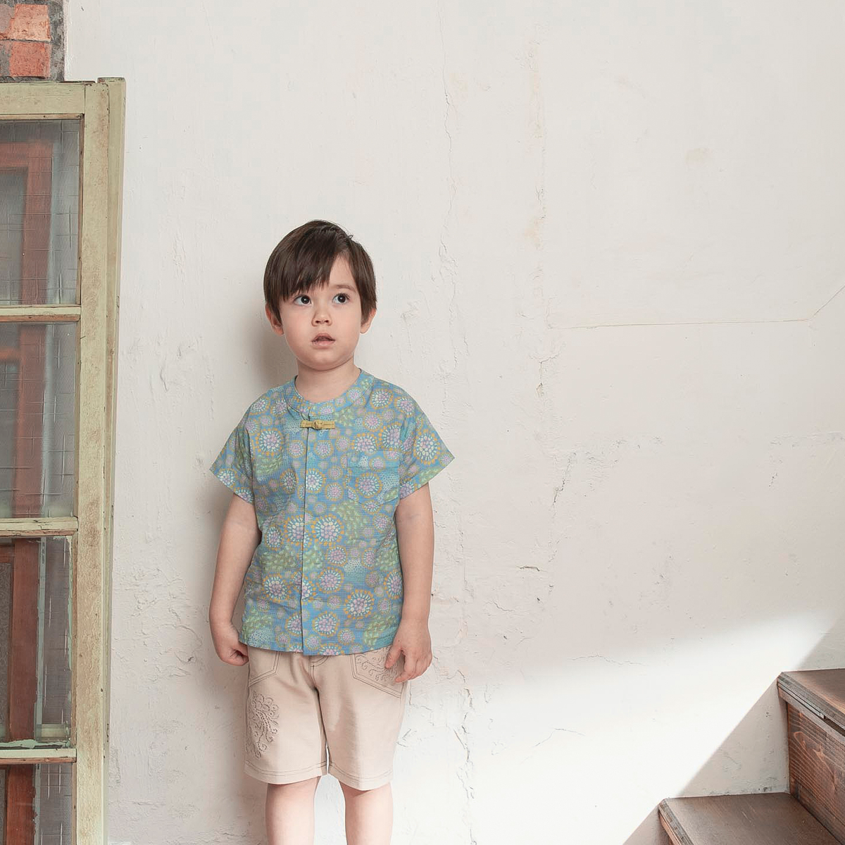 <tc>Celadon kids button down shirt with peacock print</tc>