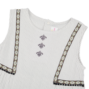 <tc>Ivory kids sleeveless top with tassels</tc>