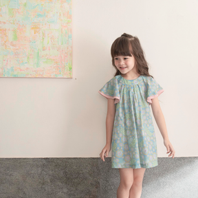 <tc>Celadon kids dress with ruffle sleeves and peacock print</tc>