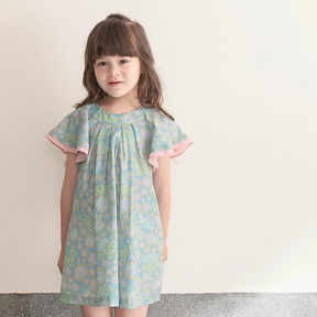 <tc>Celadon kids dress with ruffle sleeves and peacock print</tc>