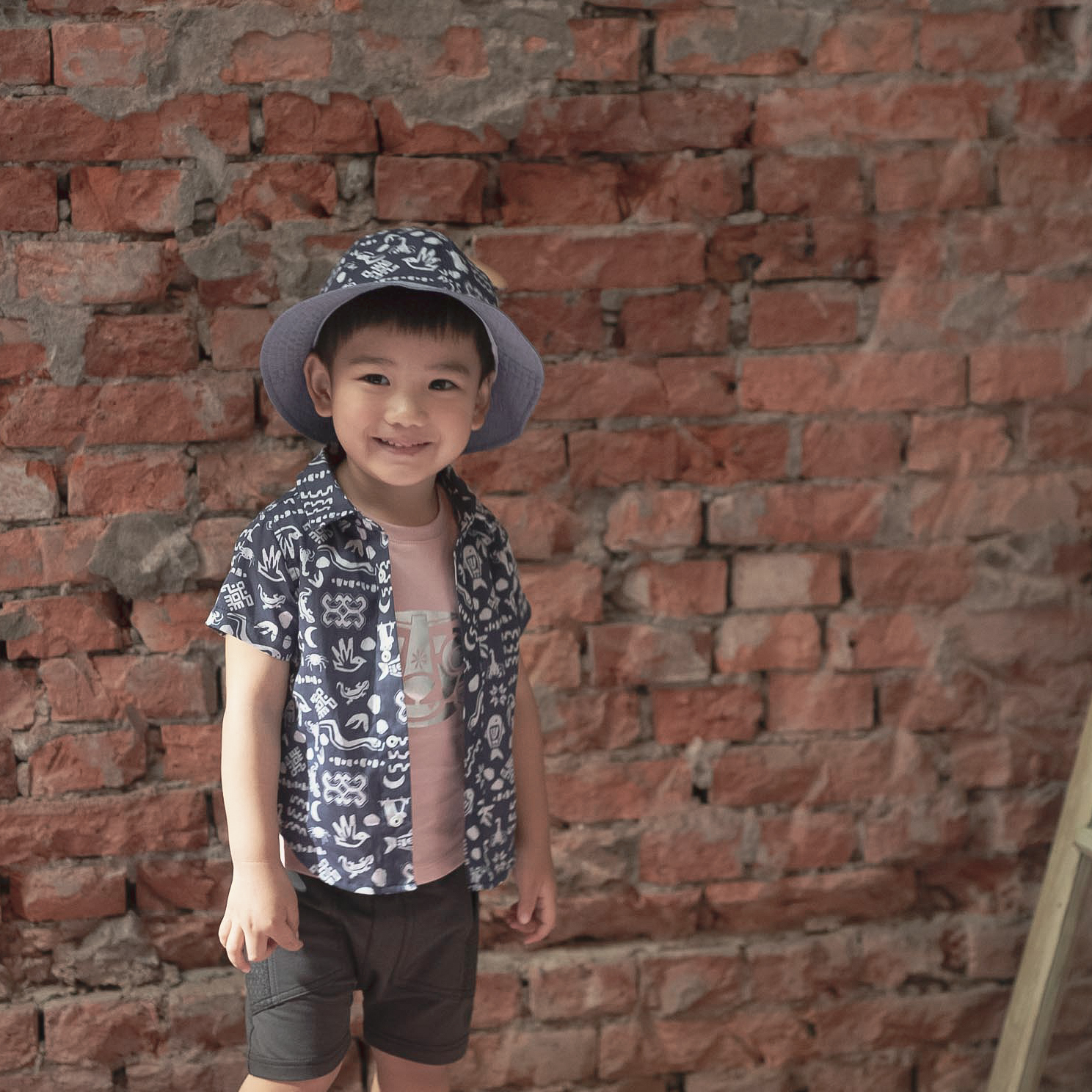 <tc>Baby bucket hat with five poisons print</tc>