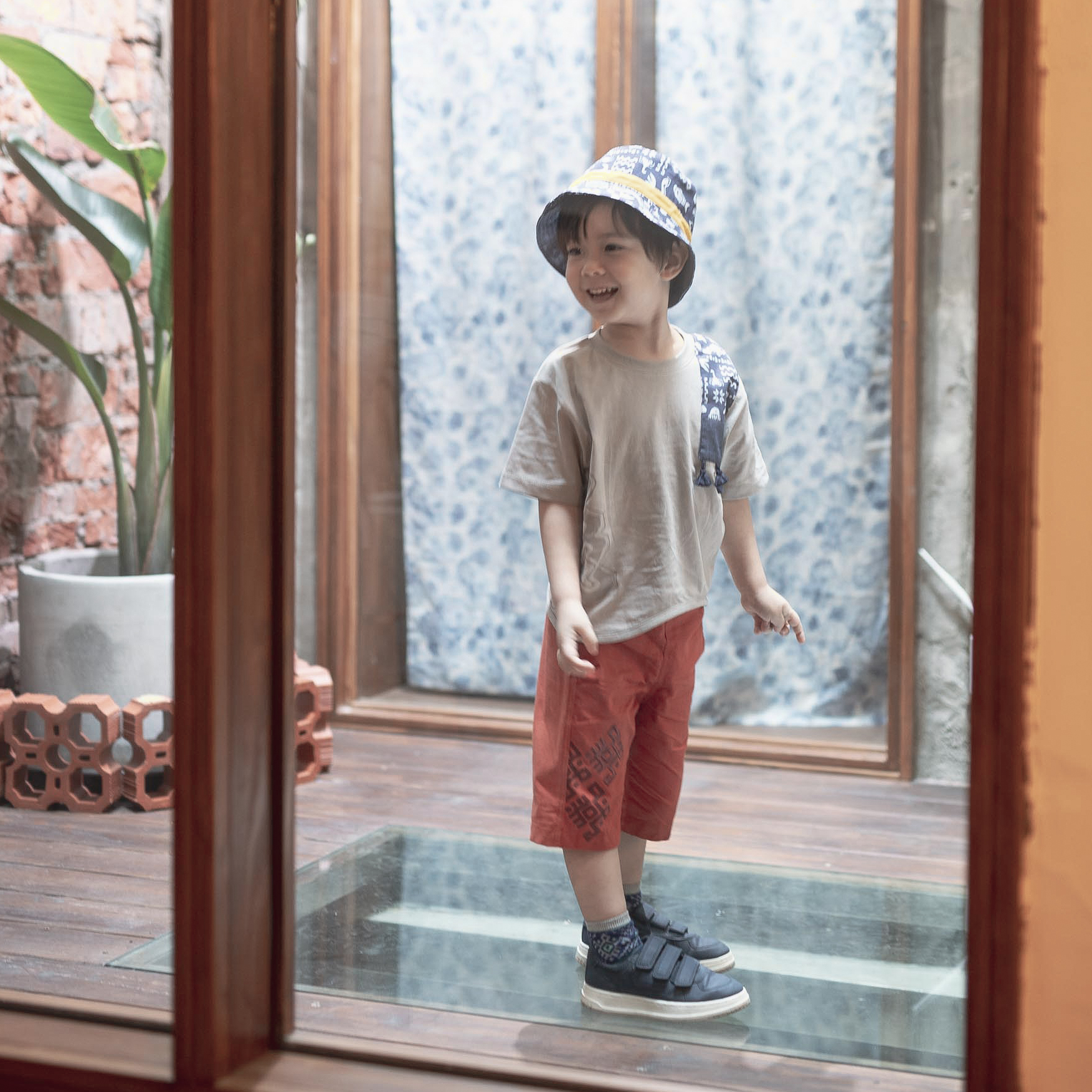 <tc>kids reversible bucket hat with five poisons print</tc>