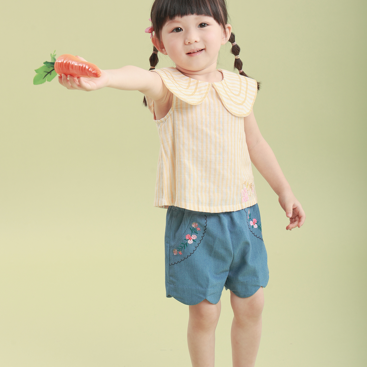 <tc>Blue baby shorts with embroidered flowers</tc>