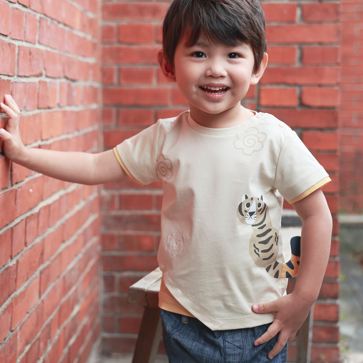 <tc>Khaki baby T-shirt with tiger print</tc>