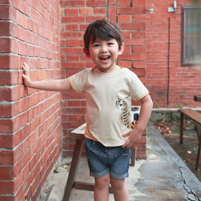 <tc>Khaki baby T-shirt with tiger print</tc>